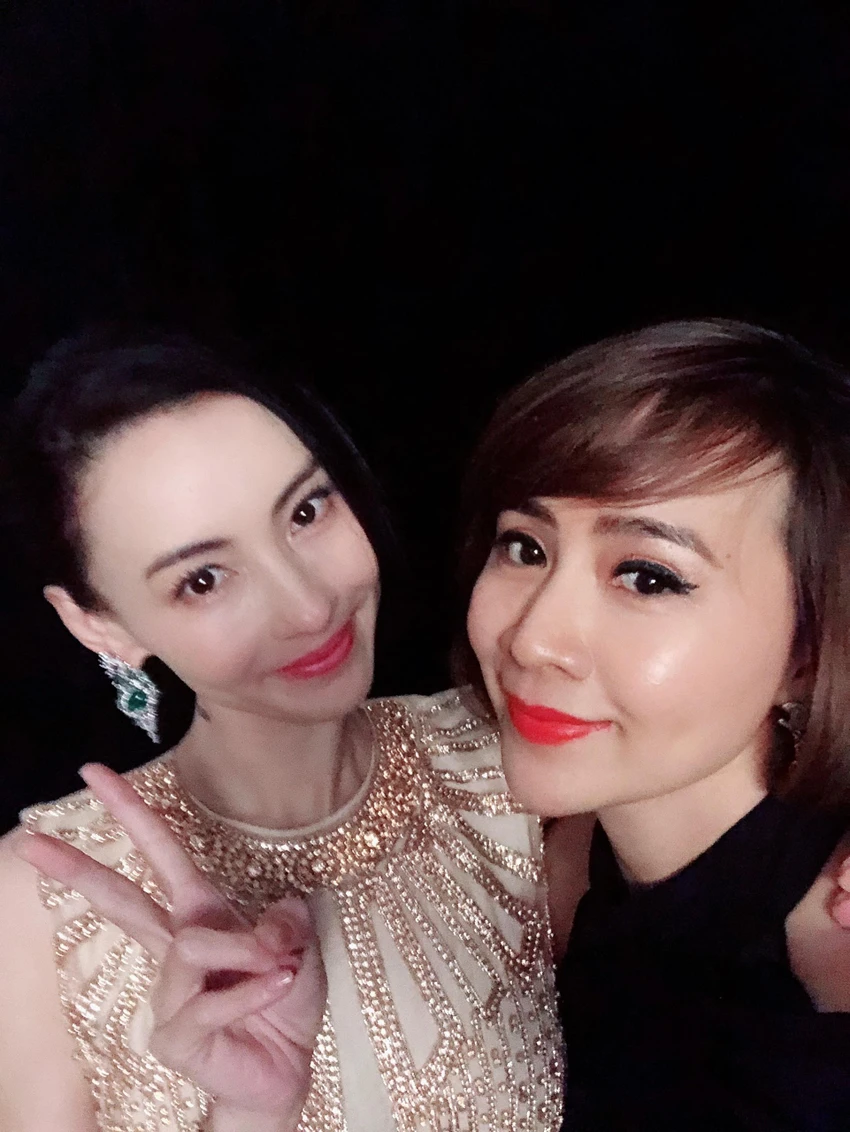 NTK Tuyết Lê và mỹ nhân xứ cảng thơm Trương Bá Chi. Trong lần làm việc này, NTK Tuyết Lê cũng có mặt cùng ê-kíp để chỉnh trang cho sự xuất hiện của mỹ nhân Hồng Kông. NTK Tuyết Lê và mỹ nhân xứ cảng thơm Trương Bá Chi. Trong lần làm việc này, NTK Tuyết Lê cũng có mặt cùng ê-kíp để chỉnh trang cho sự xuất hiện của mỹ nhân Hồng Kông.