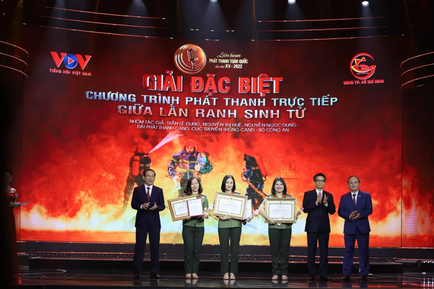 Nhóm tác giả thực hiện chương trình "Lằn ranh sinh tử" nhận giải đặc biệt tại Liên hoan Phát thanh toàn quốc. Ảnh: TĐ Nhóm tác giả thực hiện chương trình "Lằn ranh sinh tử" nhận giải đặc biệt tại Liên hoan Phát thanh toàn quốc. Ảnh: TĐ