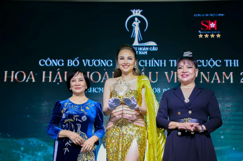 Hoa hậu Diễm Hương trân trọng nâng vương miện dành cho tân Hoa hậu Hoàn cầu Việt Nam. Ảnh: BTC Hoa hậu Diễm Hương trân trọng nâng vương miện dành cho tân Hoa hậu Hoàn cầu Việt Nam. Ảnh: BTC
