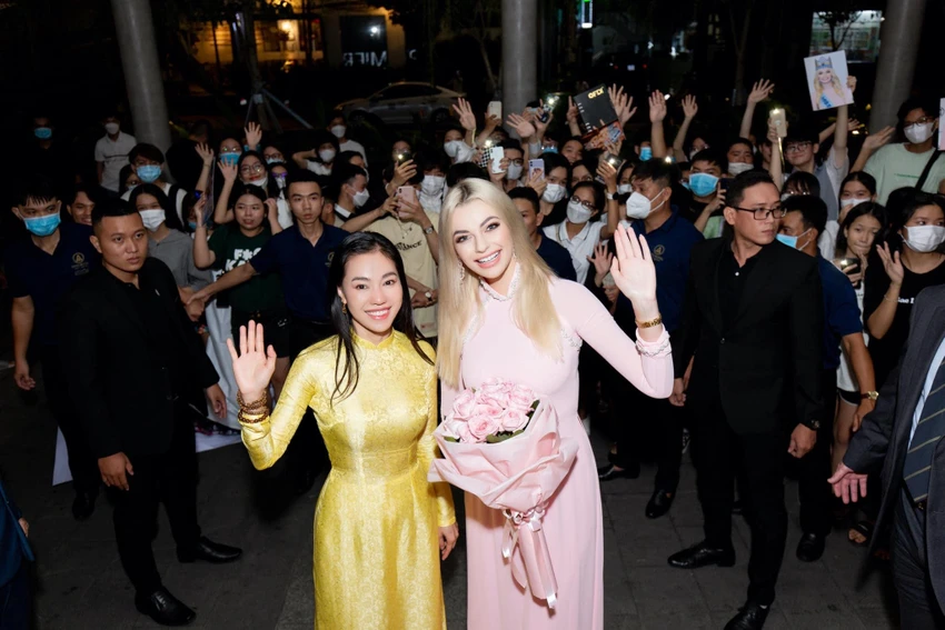Bà Phạm Kim Dung và Hoa hậu Thế giới Karolina Bielawski Bà Phạm Kim Dung và Hoa hậu Thế giới Karolina Bielawski