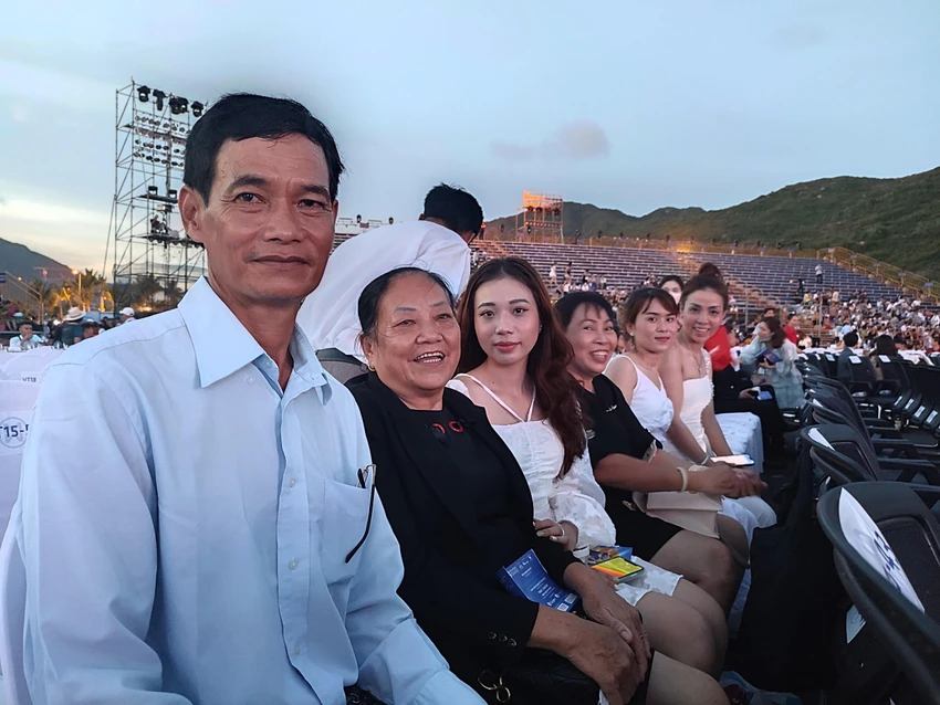 Vợ chồng ông Phan Văn Giàu đến ủng hộ con gái Phan Thị Thu Huyền (SBD 378). Ảnh: NGUYỄN TRÀ Vợ chồng ông Phan Văn Giàu đến ủng hộ con gái Phan Thị Thu Huyền (SBD 378). Ảnh: NGUYỄN TRÀ