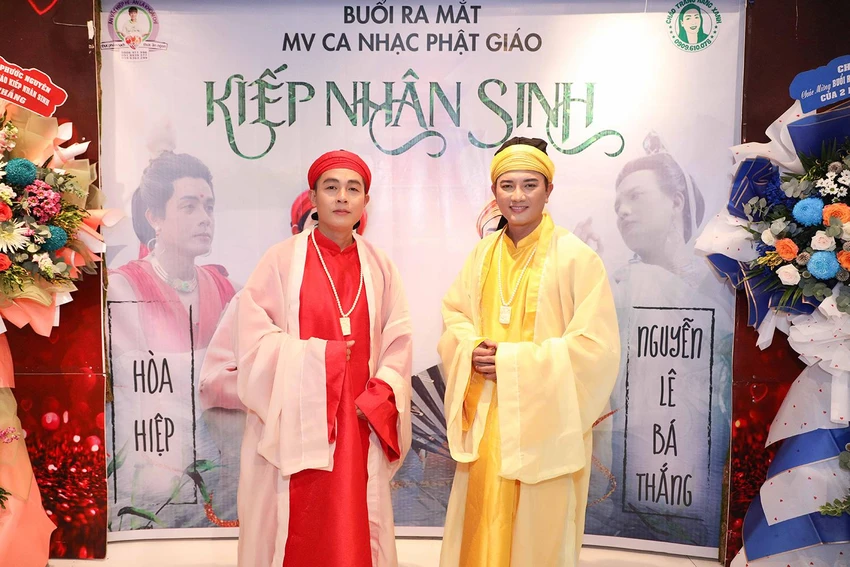 Hai nghệ sĩ Hòa Hiệp, Bá Thắng ra mắt MV ‘Kiếp nhân sinh’. Ảnh: THỊNH ĐỖ Hai nghệ sĩ Hòa Hiệp, Bá Thắng ra mắt MV ‘Kiếp nhân sinh’. Ảnh: THỊNH ĐỖ