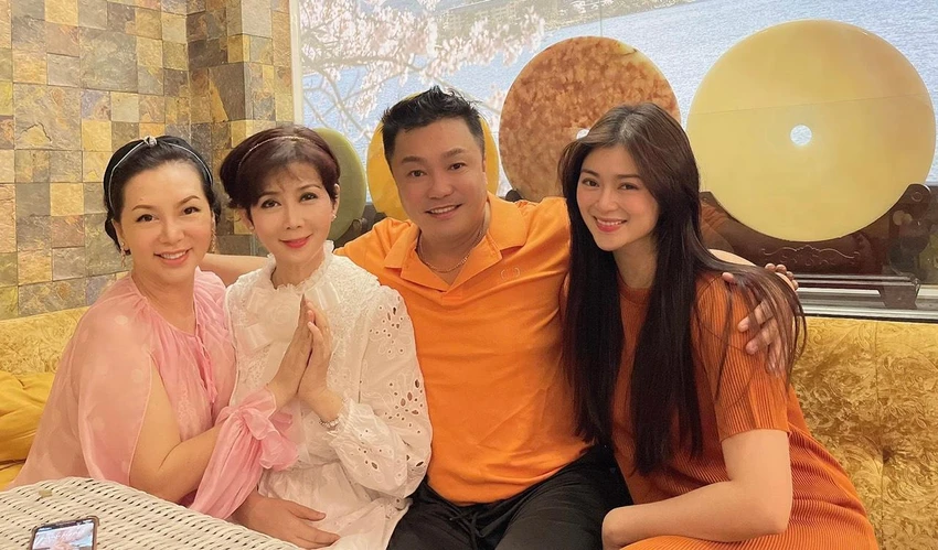 Lý Hùng hội ngộ 3 người tình màn ảnh: Diễm Hương, Mộng Vân, Thanh Trúc. Ảnh: NVCC Lý Hùng hội ngộ 3 người tình màn ảnh: Diễm Hương, Mộng Vân, Thanh Trúc. Ảnh: NVCC