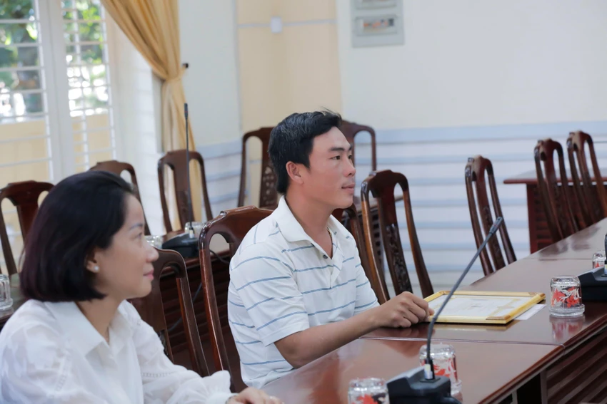 Khen thưởng đột xuất cho anh Sang dũng cảm cứu người nhảy cầu tự tử. Khen thưởng đột xuất cho anh Sang dũng cảm cứu người nhảy cầu tự tử.