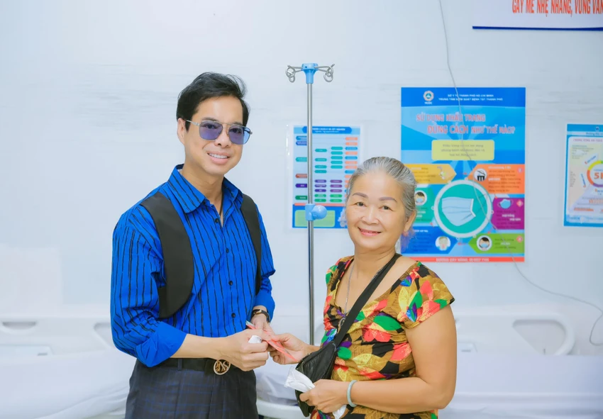 Danh ca Ngọc Sơn đến bệnh viện Gia Định thăm nhạc sĩ Vinh Sử ảnh 2 Danh ca Ngọc Sơn đến bệnh viện Gia Định thăm nhạc sĩ Vinh Sử ảnh 2