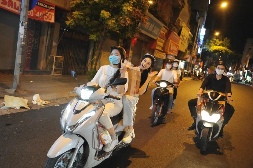 Đỗ Hà cùng bạn bè chạy xe máy rong ruổi trong đêm gửi tặng những phần quà đến những người vô gia cư, người lao động khó khăn Đỗ Hà cùng bạn bè chạy xe máy rong ruổi trong đêm gửi tặng những phần quà đến những người vô gia cư, người lao động khó khăn