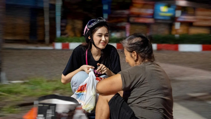 Hoa hậu Việt Nam Đỗ Hà trò chuyện cùng các cô chú Hoa hậu Việt Nam Đỗ Hà trò chuyện cùng các cô chú