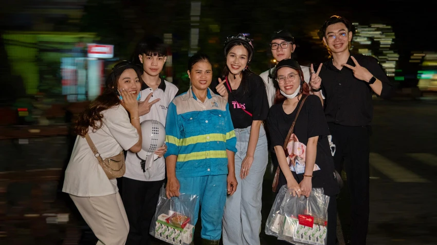 Hoa hậu Đỗ Hà cùng bạn bè mang những phần quà nghĩa tình gửi đến các cô chú lao công, người lao động trên địa bàn Hà Nội. Ảnh: NVCC Hoa hậu Đỗ Hà cùng bạn bè mang những phần quà nghĩa tình gửi đến các cô chú lao công, người lao động trên địa bàn Hà Nội. Ảnh: NVCC