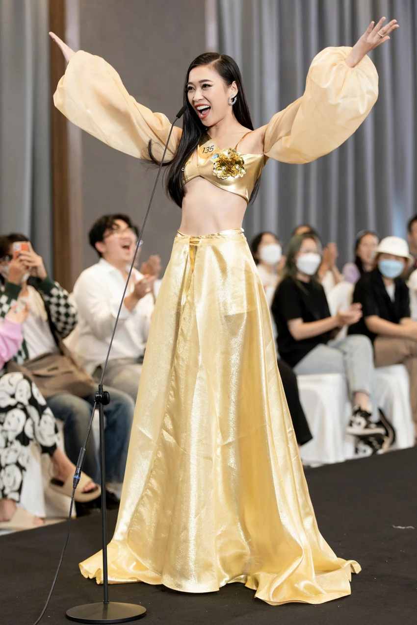 Diễn viên “Ba lùi” Ngọc Thảo gây ấn tượng với màn catwalk một tiến ba lùi ngay trên sân khấu cùng màn hô tên, đối đáp ấn tượng… Tại sơ tuyển, cô nói rằng sự hài hước của cô chính là một lợi thế tại Hoa hậu Hoà bình Việt Nam. Diễn viên “Ba lùi” Ngọc Thảo gây ấn tượng với màn catwalk một tiến ba lùi ngay trên sân khấu cùng màn hô tên, đối đáp ấn tượng… Tại sơ tuyển, cô nói rằng sự hài hước của cô chính là một lợi thế tại Hoa hậu Hoà bình Việt Nam.