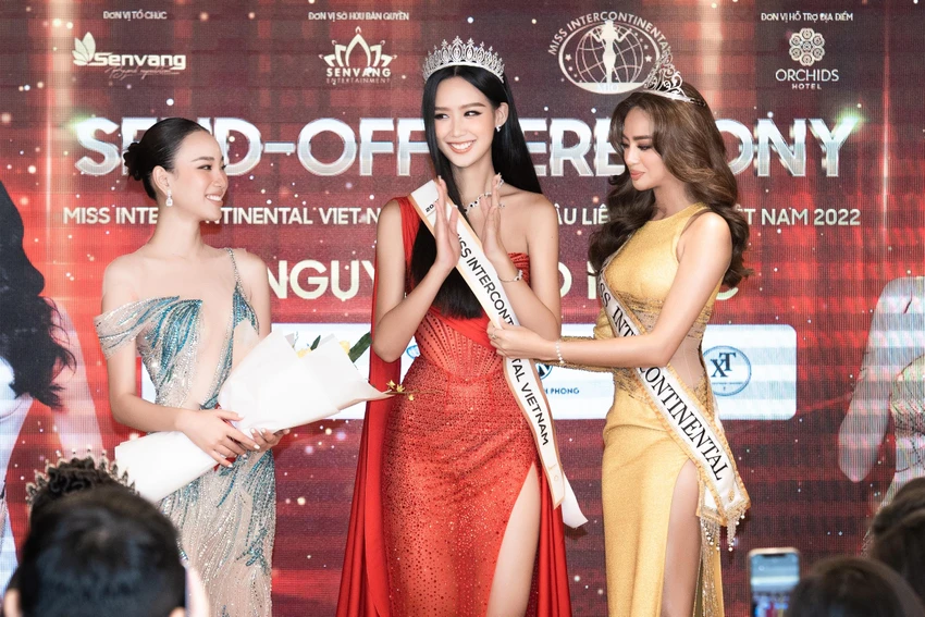 Bảo Ngọc nhận sash từ đương kim Hoa hậu Liên lục địa. Ảnh: BTC Bảo Ngọc nhận sash từ đương kim Hoa hậu Liên lục địa. Ảnh: BTC