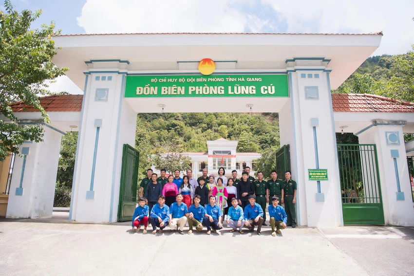 Hoa hậu Nông Thúy Hằng đã đến thăm đồn biên phòng Lũng Cú
