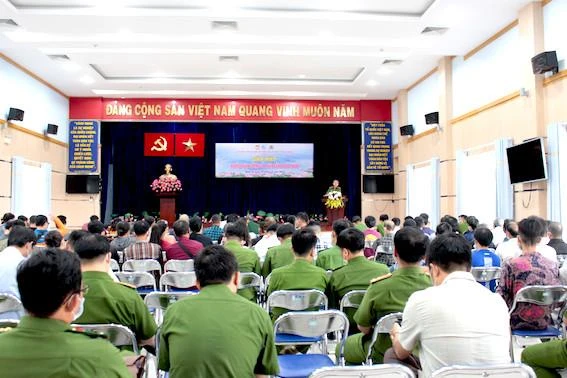 Quận 8 gặp mặt thăm hỏi, động viên người hoàn lương trở về. Ảnh: CAQ8 Quận 8 gặp mặt thăm hỏi, động viên người hoàn lương trở về. Ảnh: CAQ8