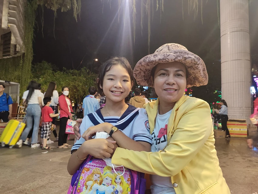 Bé Bảo Hân và bà ngoại tham dự chương trình tối qua.