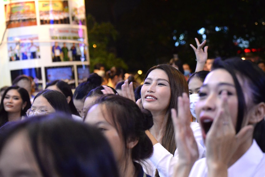 Chế Nguyễn Quỳnh Châu và "Ba lùi" Ngọc Thảo - hai thí sinh Miss Grand Vietnam cổ vũ nhiệt tình tại chương trình
