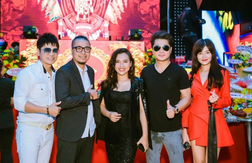 Nhân ngày giỗ Tổ, đạo diễn Huỳnh Phúc Thanh Nhân cùng ê-kíp tổ chức buổi gặp mặt ấm cúng. Đây là ngày mang ý nghĩa đặc biệt với những người hoạt động trong lĩnh vực nghệ thuật, trong đó có những người làm trong ngành nightlife (các hoạt động giải trí đêm) giao lưu, tri ân Tổ nghề.