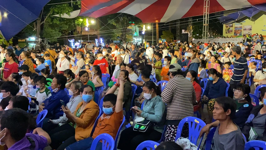 Văn nghệ sĩ TP.HCM vui trung thu cùng trẻ bị ảnh hưởng HIV/AIDS ảnh 2 Văn nghệ sĩ TP.HCM vui trung thu cùng trẻ bị ảnh hưởng HIV/AIDS ảnh 2