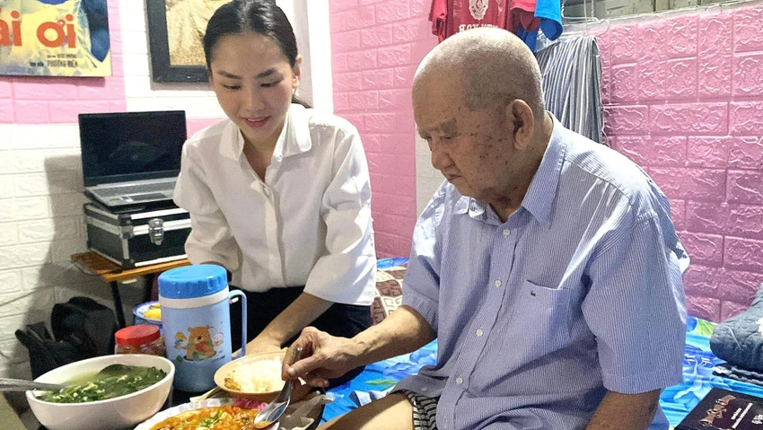 Hoa hậu Mai Phương thăm nghệ sĩ Mạc Can ảnh 1 Hoa hậu Mai Phương thăm nghệ sĩ Mạc Can ảnh 1