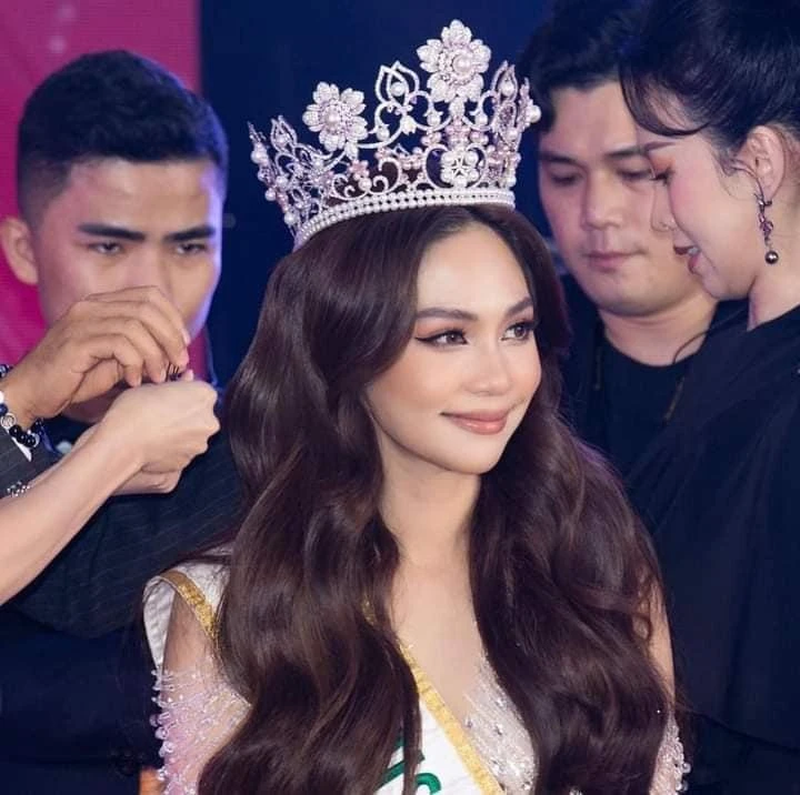 Đương kim Hoa hậu quốc tế Sireethorn Leearamwat rạng rỡ đội vương miện do đại diện Việt Nam tài trợ Đương kim Hoa hậu quốc tế Sireethorn Leearamwat rạng rỡ đội vương miện do đại diện Việt Nam tài trợ