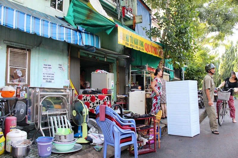 Cháy tiệm hủ tiếu, hàng xóm chồng ghế, bắc thang dập lửa ảnh 2 Cháy tiệm hủ tiếu, hàng xóm chồng ghế, bắc thang dập lửa ảnh 2