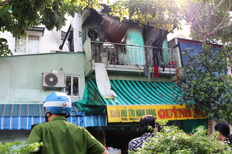 Cháy tiệm hủ tiếu, hàng xóm chồng ghế, bắc thang dập lửa ảnh 3 Cháy tiệm hủ tiếu, hàng xóm chồng ghế, bắc thang dập lửa ảnh 3