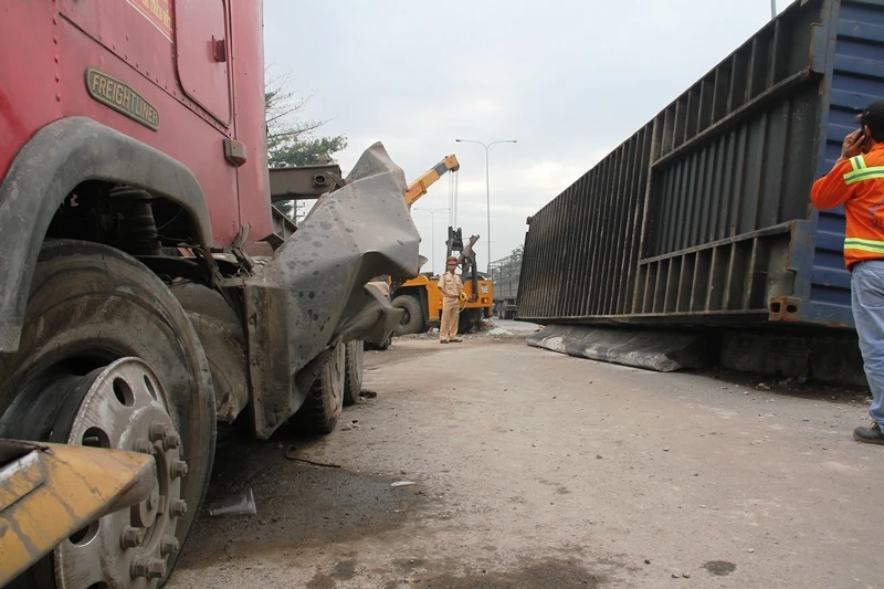 Xe đầu kéo tông nát dải phân cách, thùng container rơi xuống đường ảnh 1