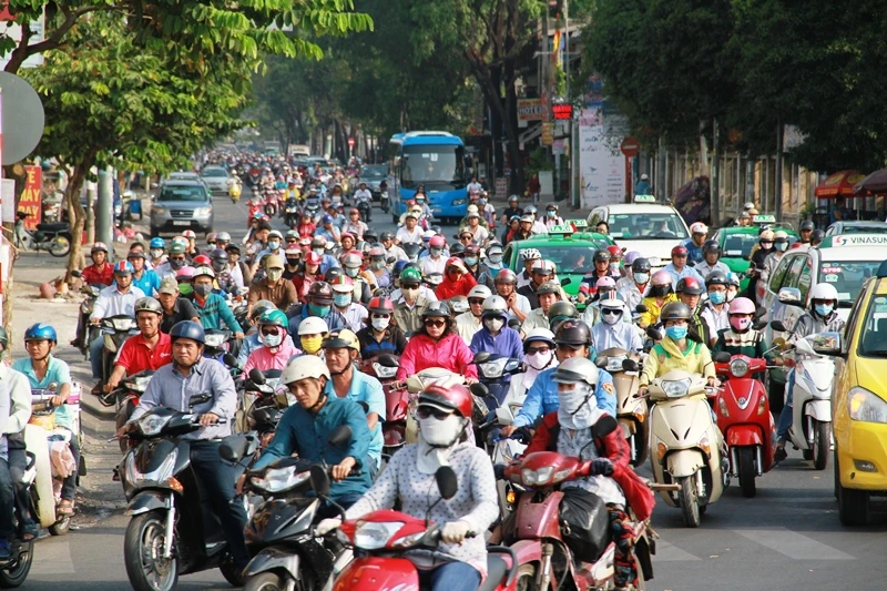 Phố Sài Gòn lại tất bật với xe cộ ngày làm việc đầu năm ảnh 9 Phố Sài Gòn lại tất bật với xe cộ ngày làm việc đầu năm ảnh 9