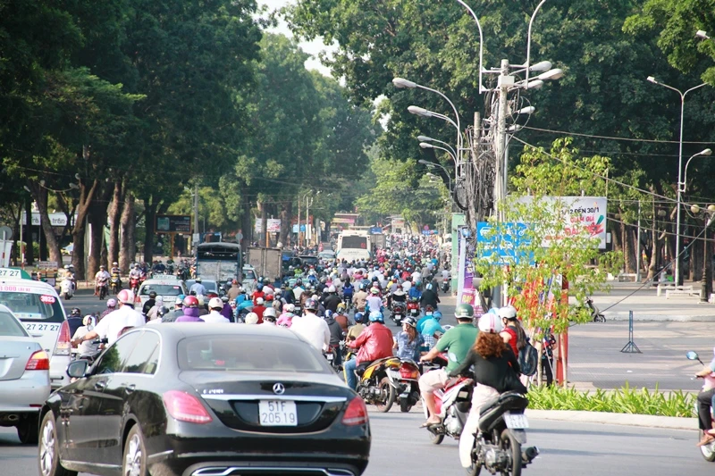 Phố Sài Gòn lại tất bật với xe cộ ngày làm việc đầu năm ảnh 10 Phố Sài Gòn lại tất bật với xe cộ ngày làm việc đầu năm ảnh 10