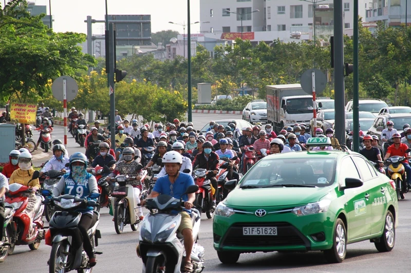 Phố Sài Gòn lại tất bật với xe cộ ngày làm việc đầu năm ảnh 11 Phố Sài Gòn lại tất bật với xe cộ ngày làm việc đầu năm ảnh 11
