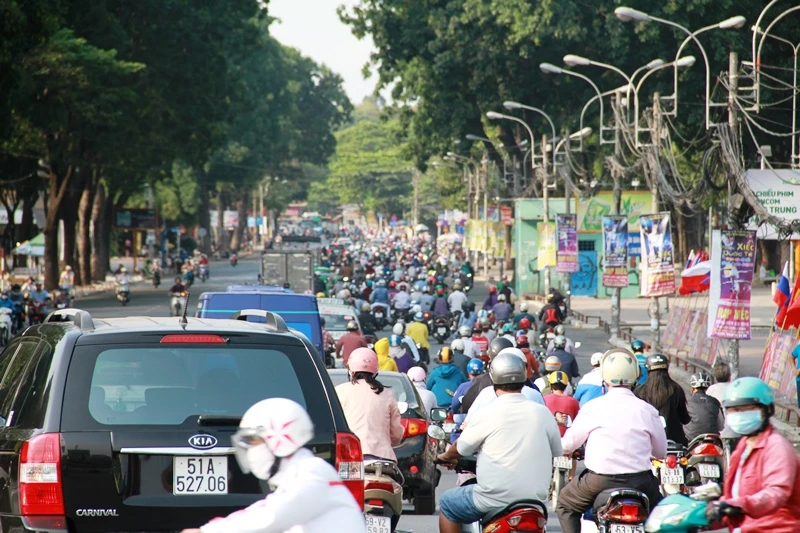 Phố Sài Gòn lại tất bật với xe cộ ngày làm việc đầu năm ảnh 12 Phố Sài Gòn lại tất bật với xe cộ ngày làm việc đầu năm ảnh 12