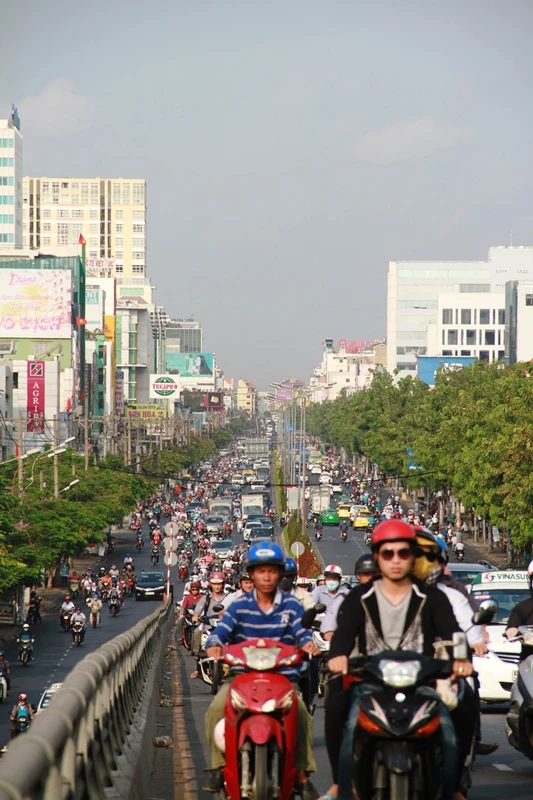 Phố Sài Gòn lại tất bật với xe cộ ngày làm việc đầu năm ảnh 13 Phố Sài Gòn lại tất bật với xe cộ ngày làm việc đầu năm ảnh 13