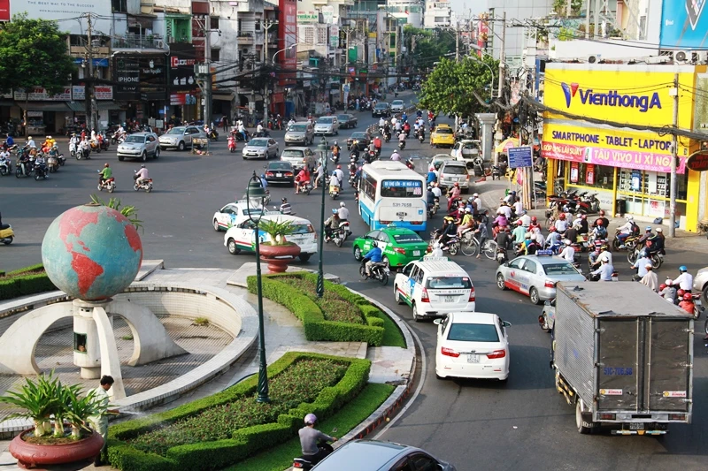 Phố Sài Gòn lại tất bật với xe cộ ngày làm việc đầu năm ảnh 4 Phố Sài Gòn lại tất bật với xe cộ ngày làm việc đầu năm ảnh 4