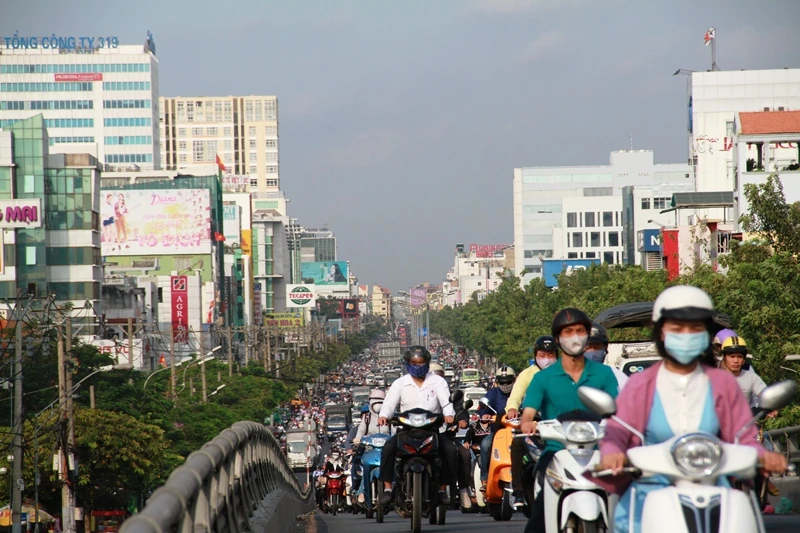 Phố Sài Gòn lại tất bật với xe cộ ngày làm việc đầu năm ảnh 5 Phố Sài Gòn lại tất bật với xe cộ ngày làm việc đầu năm ảnh 5