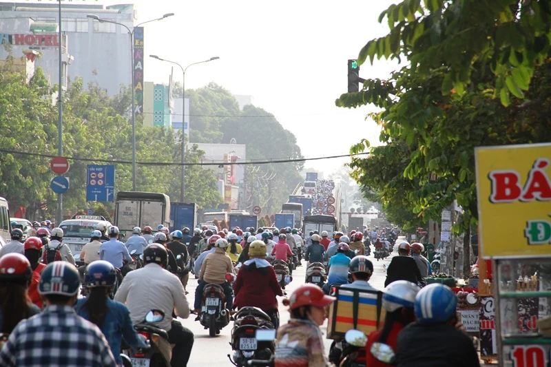 Phố Sài Gòn lại tất bật với xe cộ ngày làm việc đầu năm ảnh 6 Phố Sài Gòn lại tất bật với xe cộ ngày làm việc đầu năm ảnh 6