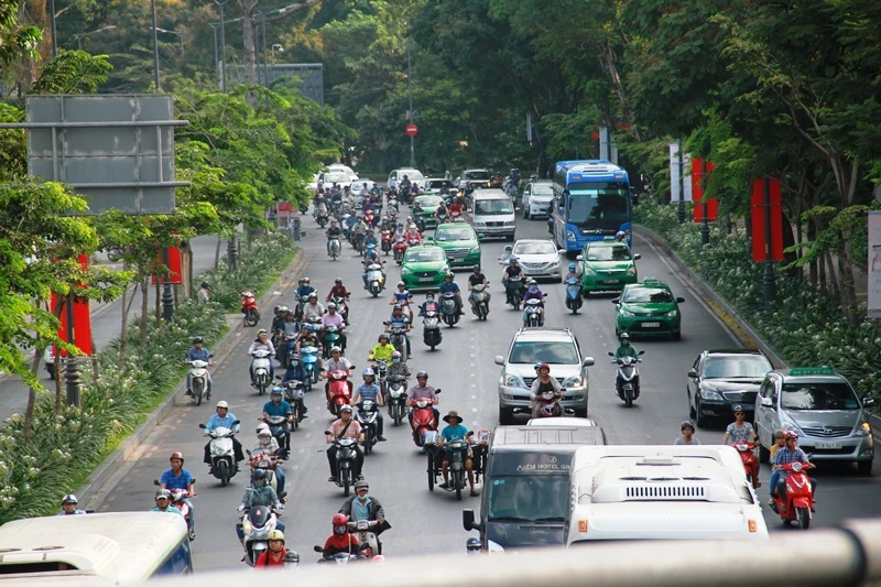 Phố Sài Gòn lại tất bật với xe cộ ngày làm việc đầu năm ảnh 7 Phố Sài Gòn lại tất bật với xe cộ ngày làm việc đầu năm ảnh 7