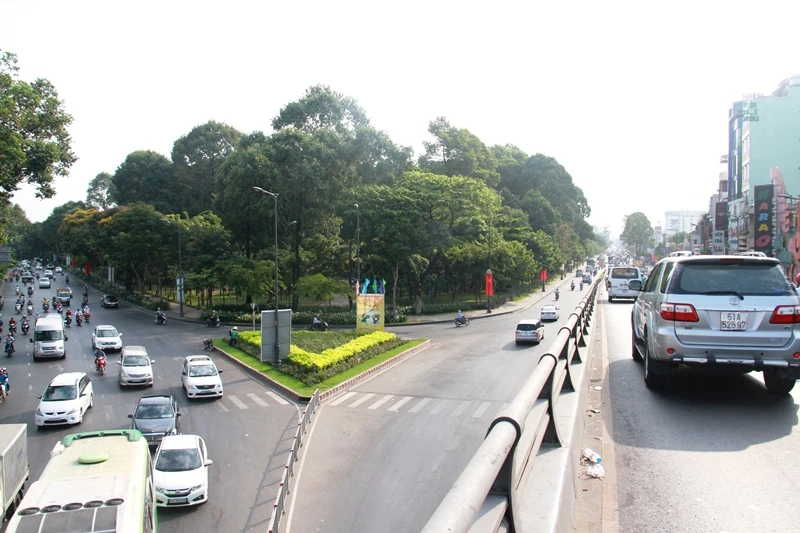 Phố Sài Gòn lại tất bật với xe cộ ngày làm việc đầu năm ảnh 8 Phố Sài Gòn lại tất bật với xe cộ ngày làm việc đầu năm ảnh 8