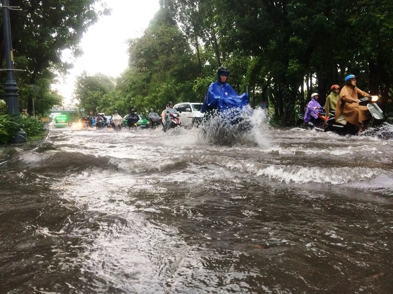 Cửa ngõ sân bay Tân Sơn Nhất ngập nước sau cơn mưa lớn ảnh 9 Cửa ngõ sân bay Tân Sơn Nhất ngập nước sau cơn mưa lớn ảnh 9