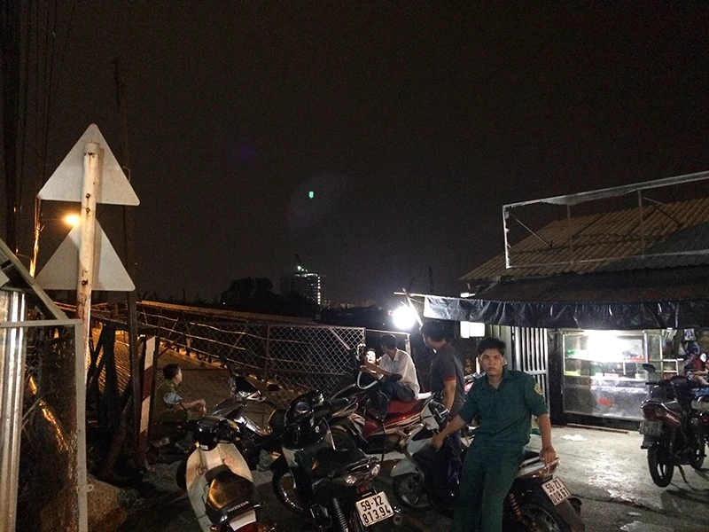 Xà lan tông cầu Rạch Đỉa ở quận 7 rồi chìm nghỉm ảnh 2 lực lượng chức năng vẫn phong tỏa hai đầu cầu sau vụ va chạm
