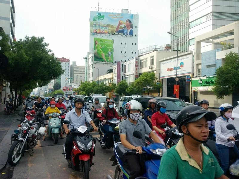 Xe tải rơi đất, đường Nguyễn Văn Trỗi kẹt cứng ảnh 3 Sự cố khiến giao thông qua khu vực ùn ứ.