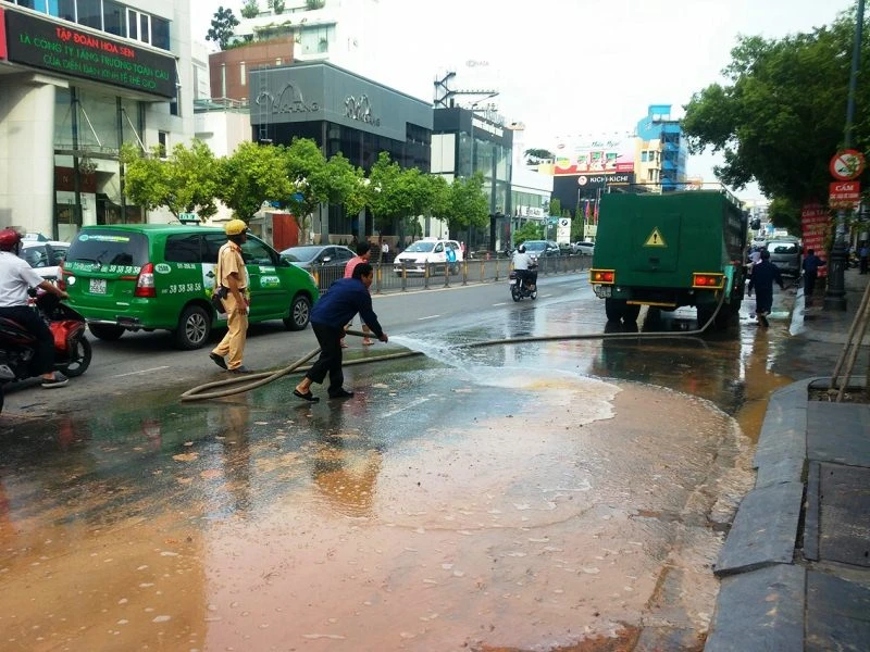 Xe tải rơi đất, đường Nguyễn Văn Trỗi kẹt cứng ảnh 2 Lực lượng chức năng nhanh chóng tiến hành dọn dẹp hiện trường.