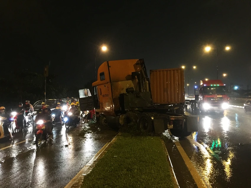 Xe container mất lái lao vào dải phân cách trong cơn mưa lớn chiều ngày 27-9.