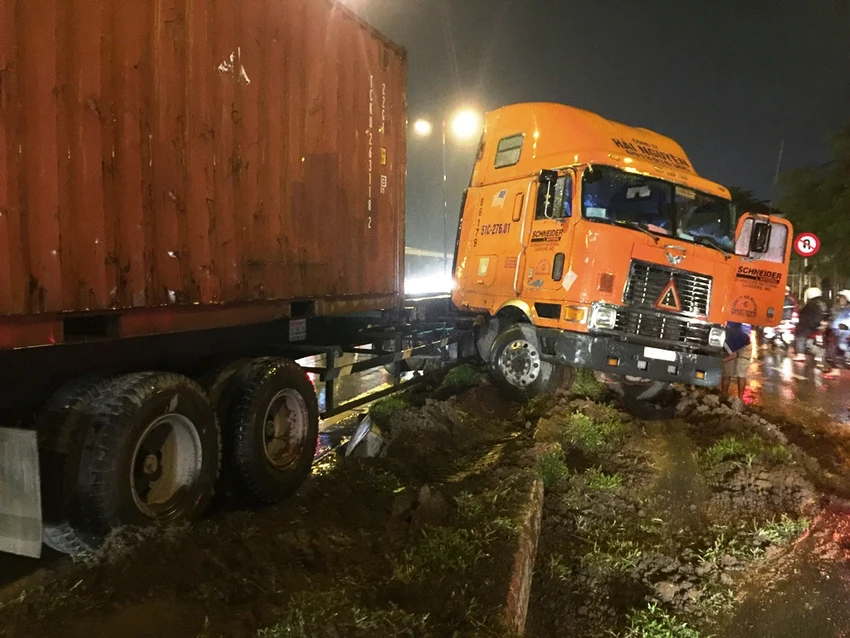 Một đoạn dải phân cách bị cày nát, bùn đất văng tung tóe. 