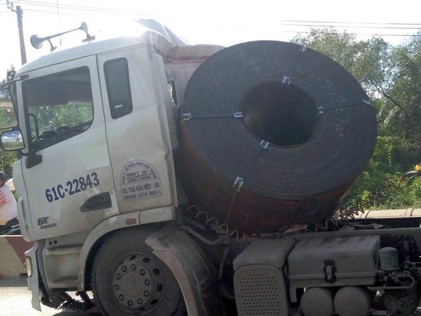Container phanh gấp, cuộn thép hàng tấn đè bẹp cabin ảnh 1 Container phanh gấp, cuộn thép hàng tấn đè bẹp cabin ảnh 1