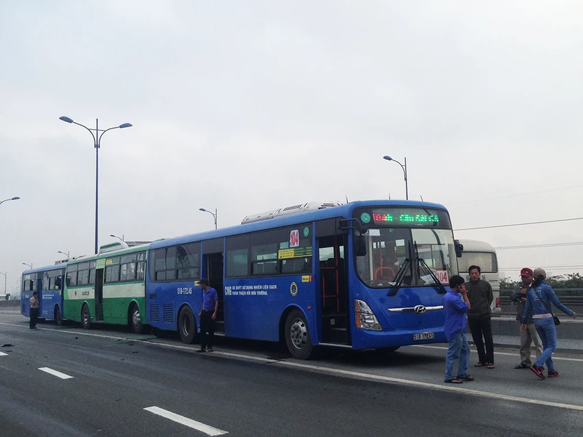 3 xe buýt tông liên hoàn khi vừa đổ dốc cầu Rạch Chiếc.