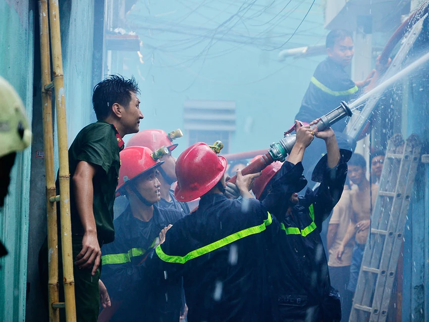 Cháy nhà trọ công nhân, nhiều tài sản bị thiêu rụi ảnh 1