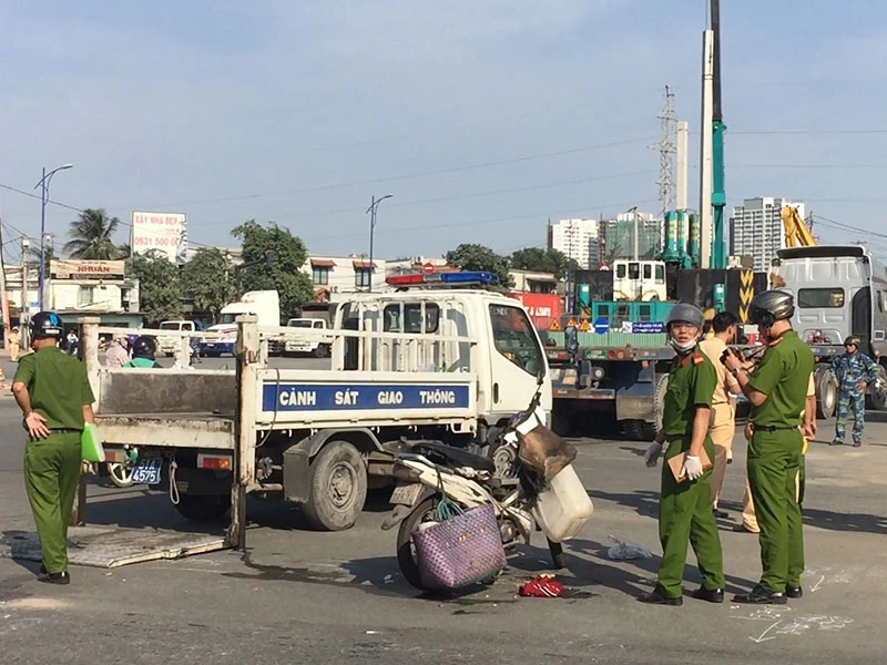 Người phụ nữ tử nạn bởi container ở vòng xoay Mỹ Thủy ảnh 2 Người phụ nữ tử nạn bởi container ở vòng xoay Mỹ Thủy ảnh 2