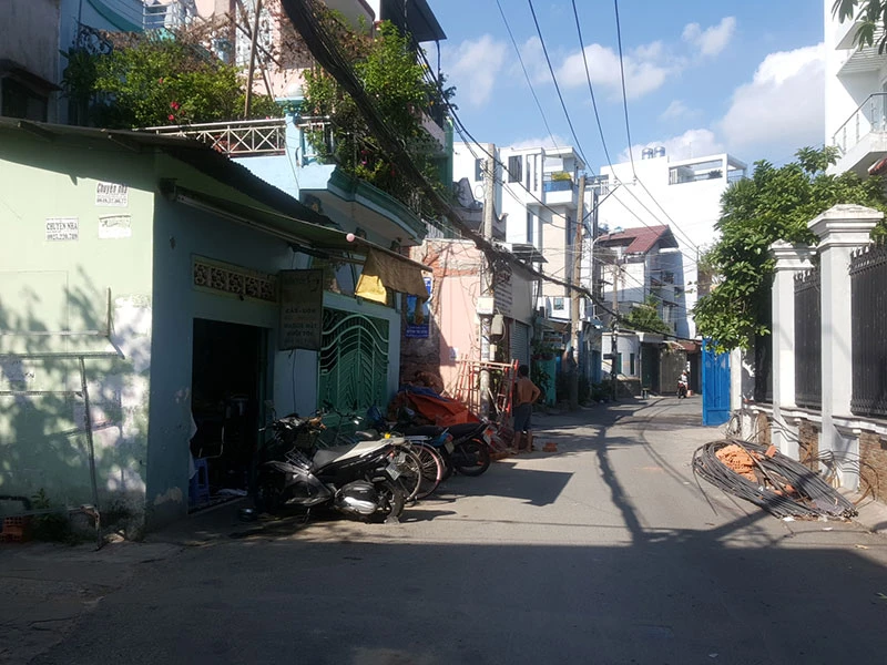 Chém gục vợ rồi tự thiêu trong hẻm ở TP.HCM ảnh 1
