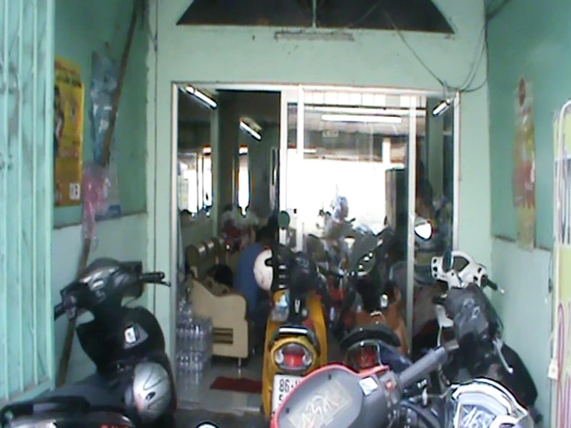 Hai tiệm hớt tóc cho nhân viên bán dâm tại chỗ ảnh 1