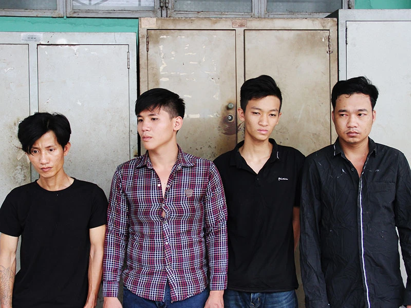 hóm thanh niên dùng dao uy hiếp cô gái trẻ để cướp xe SH bị công an Bình Tân bắt.