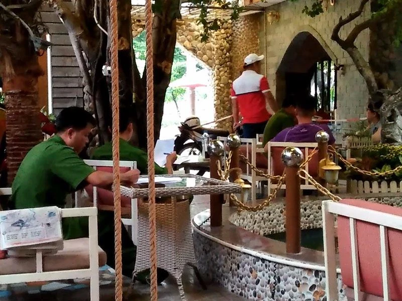 Cảnh sát sau đó có mặt tiến hành lấy lời khai điều tra, làm rõ. 