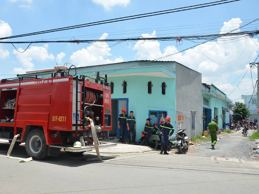 Bắt cóc bé trai đưa vào phòng tưới xăng dọa đốt ảnh 1